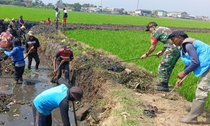 Sinergi Babinsa dan Warga Jaga Kelestarian Saluran Irigasi Ciyasana di Rancaekek Kulon