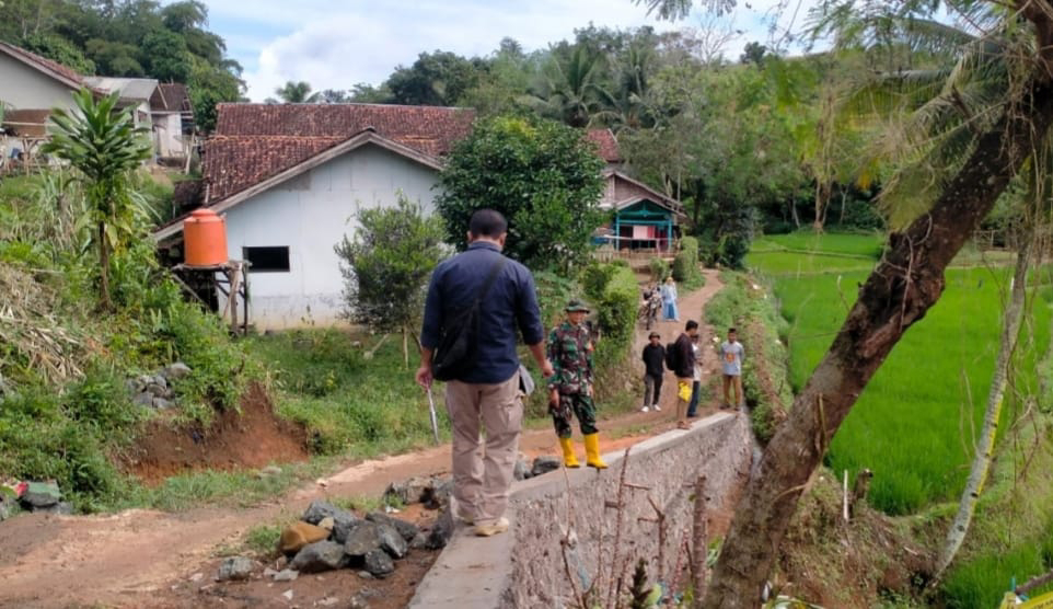 Babinsa Koramil 2209/Lengkong Dampingi Pengecekan Pembangunan TPT di Desa Tegallega