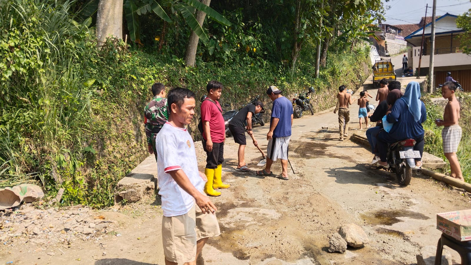 Babinsa Neglasari Bersama Warga Laksanakan Karya Bakti Perbaikan Jalan Lingkungan