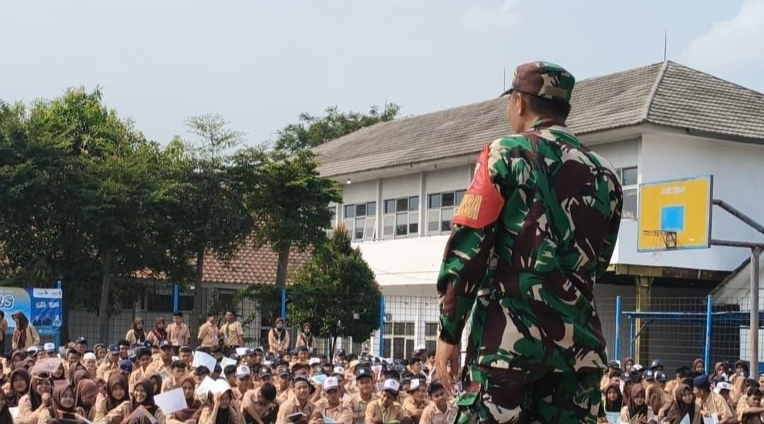 Babinsa Sukamaju Berikan Materi Wawasan Kebangsaan dan Kebhinekaan kepada Peserta MPLS SMKN 1 Majalaya