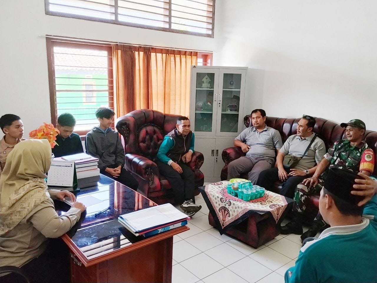 Babinsa Koramil 2205/Kalapanunggal Laksanakan Komsos Bersama Ibu Camat dan Warga di Kecamatan Kabandungan