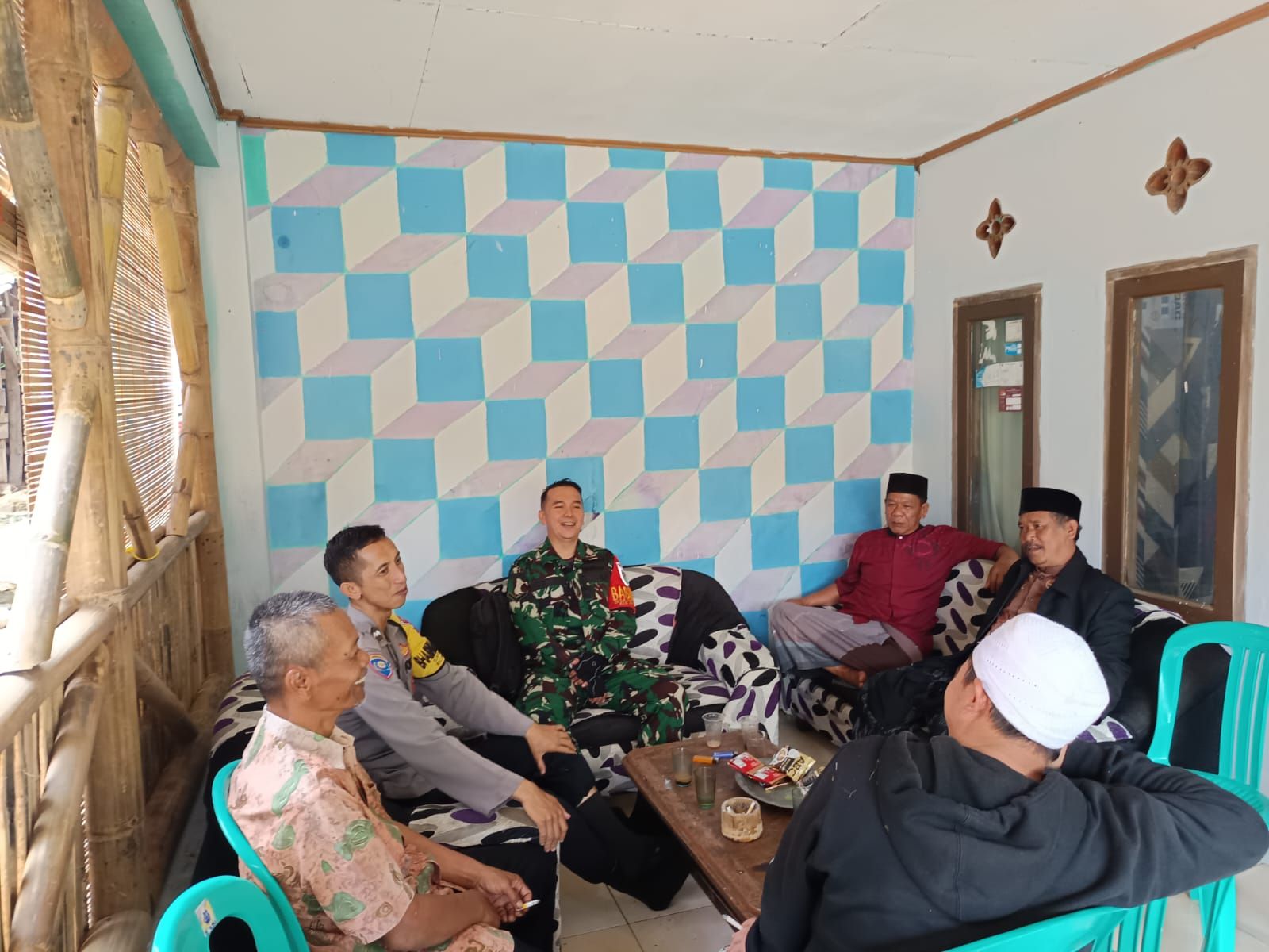 Babinsa Mekarlaksana anggota Koramil 2402/Cicalengka Gelar Komsos Bersama Warga untuk Perkuat Kamtibmas