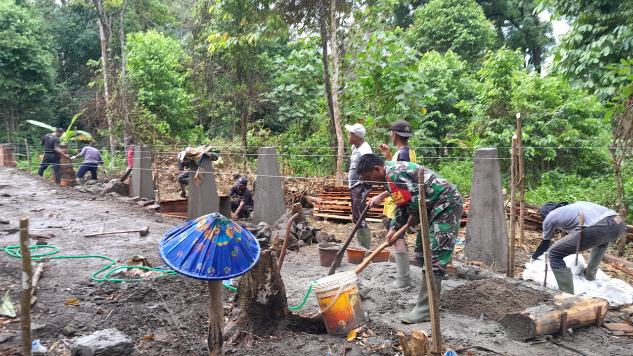 Babinsa Koramil 2201/Cisolok Bersama Warga Laksanakan Bakti Di Desa Gunung Tanjung