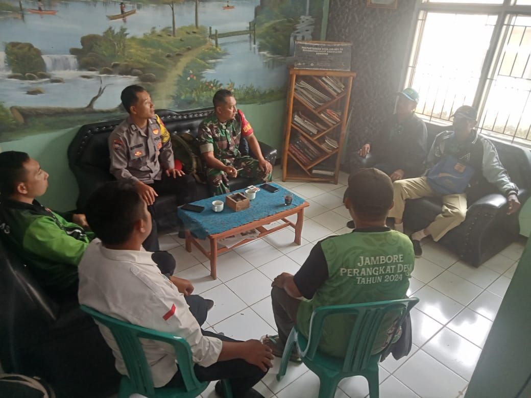 Babinsa Desa Girimulya Laksanakan Komsos, Jalin Keakraban Bersama Warga Kampung Pasangrahan