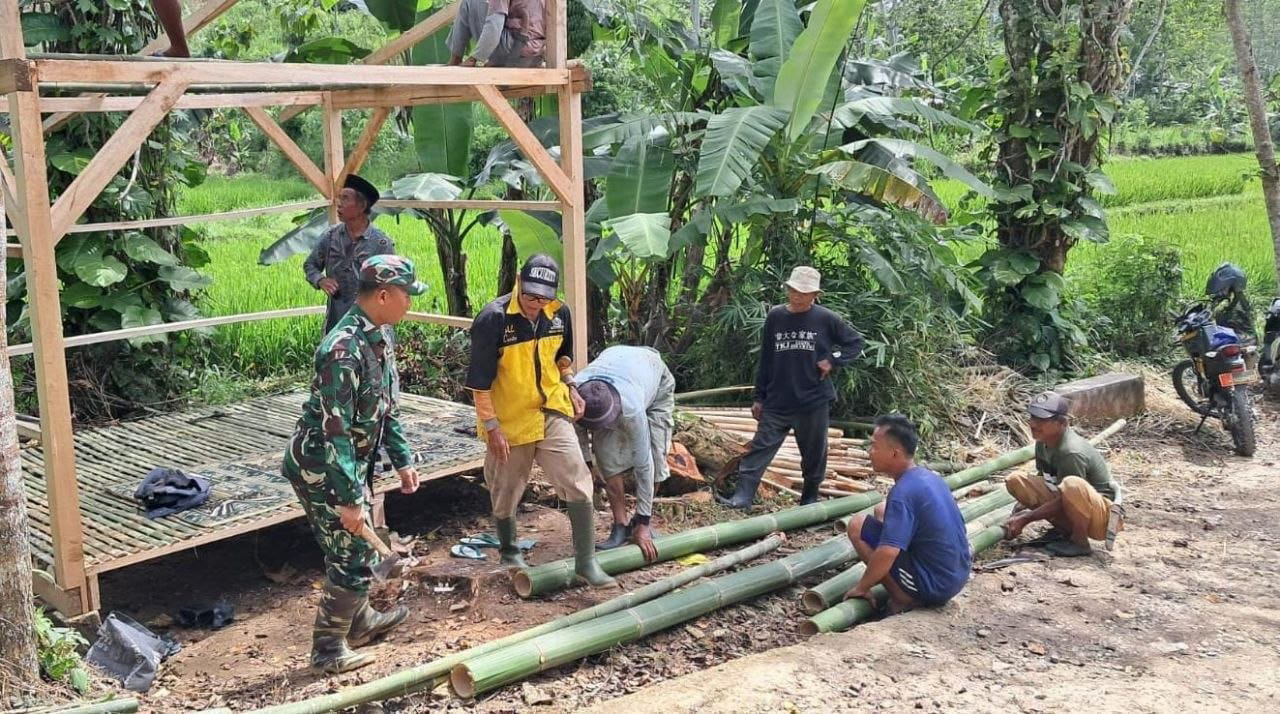 Babinsa Koramil 2207/Jampangtengah Bersama Warga Gelar Karya Bakti Pembuatan Pos Ronda di Desa Panumbangan