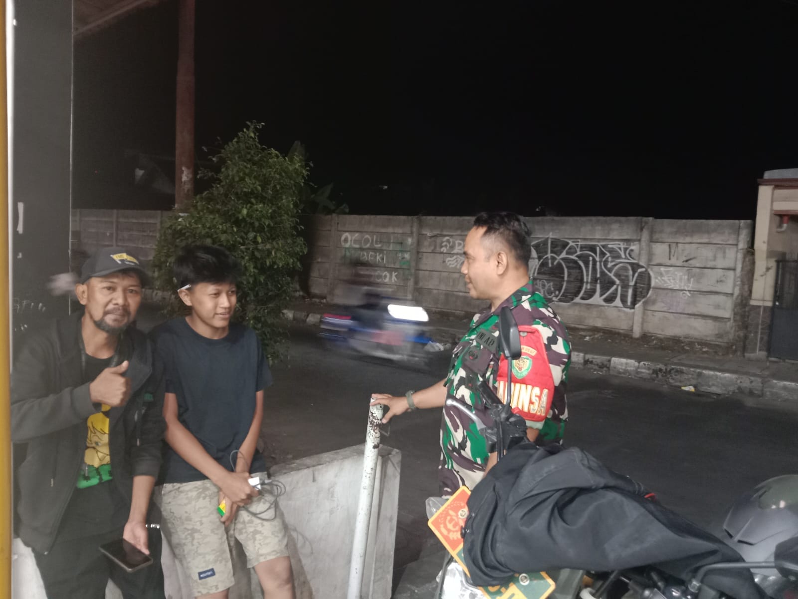 Babinsa Warudoyong Gelar Komsos dan Patroli Malam, Ajak Warga Tingkatkan Kewaspadaan Kamtibmas