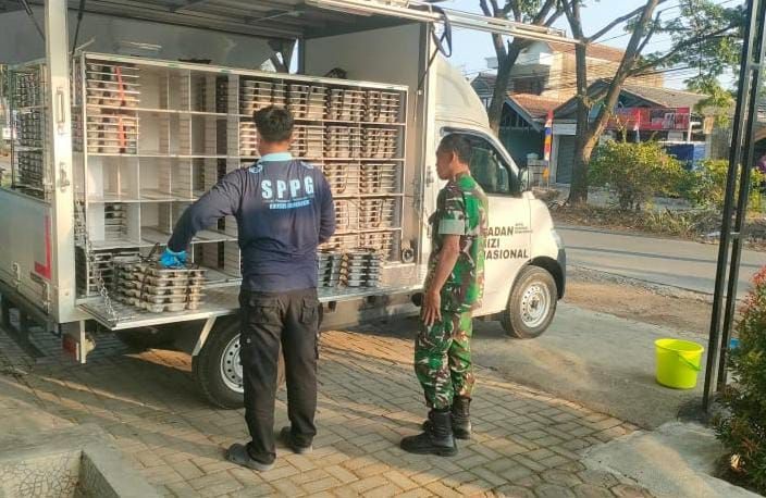 Babinsa Koramil 2401/Rancaekek Monitoring Penyaluran Program Makan Bergizi Gratis, Wujud Dukungan Nyata bagi Generasi Sehat dan Berkualitas