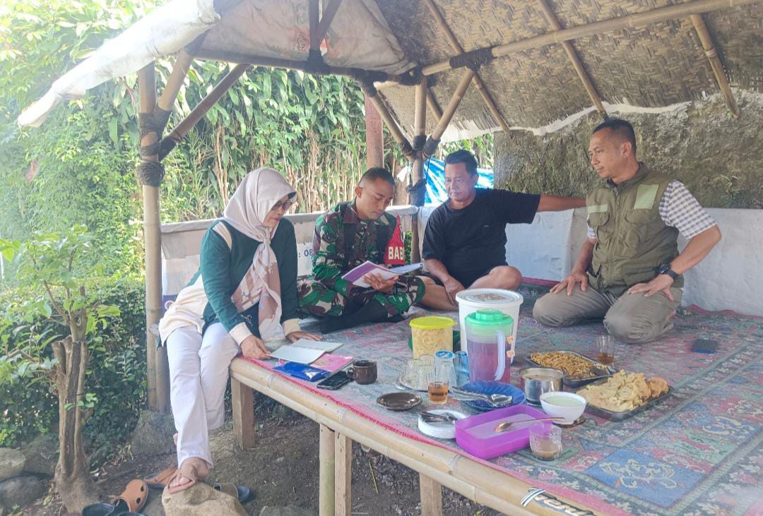Babinsa Sukakarya, Koramil 0607-07/Warudoyong Laksanakan Puldatater Bersama Kader Posyandu untuk Perbarui Data Stunting