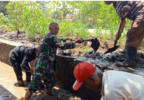 Babinsa Koramil 2401/Rancaekek Bersama Warga Gelar Kerja Bakti Bersihkan Saluran Air di Desa Haurpugur