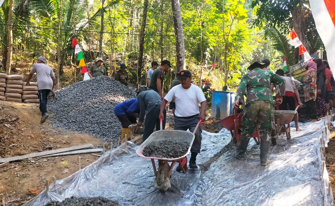 TMMD Sengkuyung Kodim 0731/Kulon Progo Kerjakan Rabat Beton Jalan  dan Penyuluhan Bagi Masyarakat