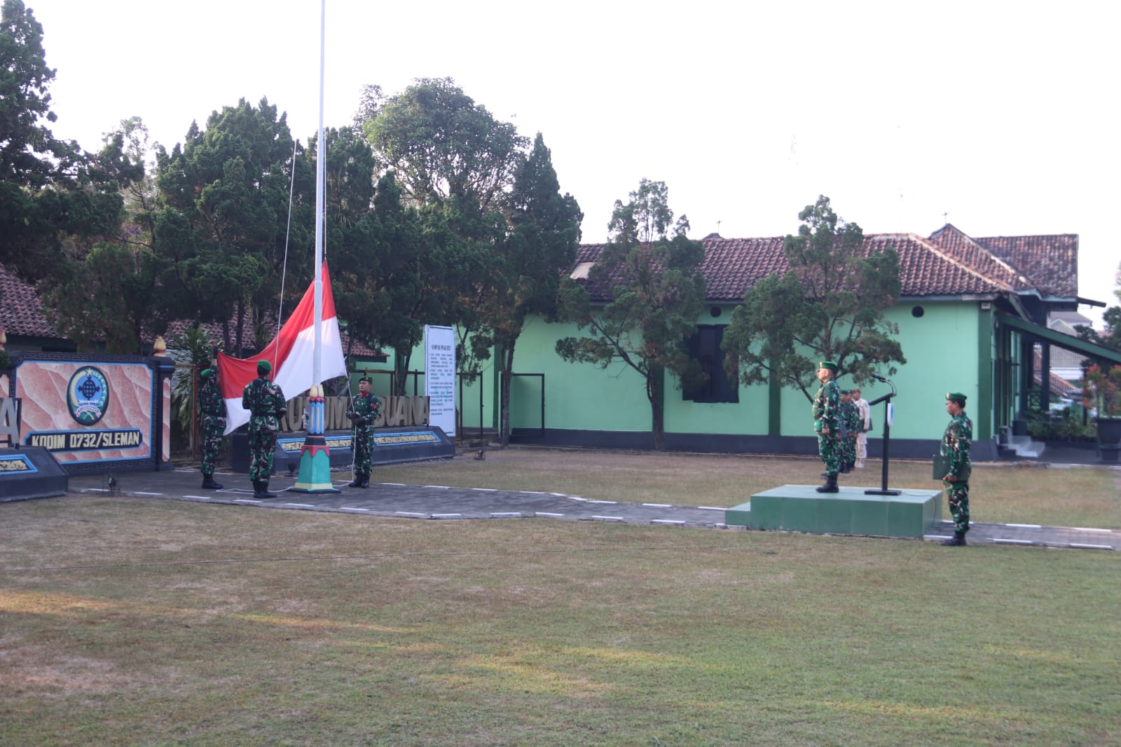 Danramil 12/Mlati Irup Upacara 17an di Makodim 0732/Sleman