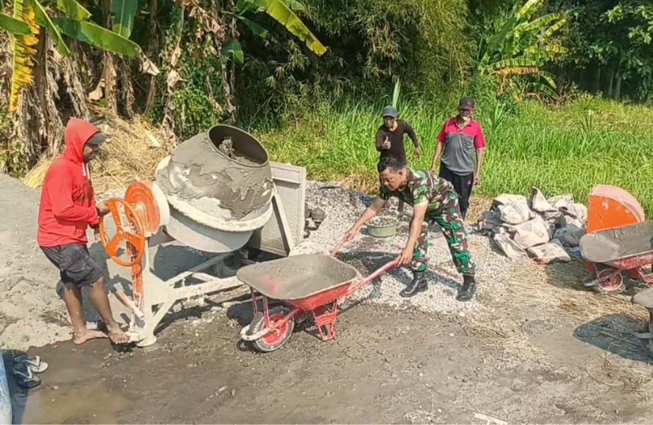 Prajurit Kodim 0732/Sleman Bersama Masyarakat Tunjukan Semangat Gotong Royong