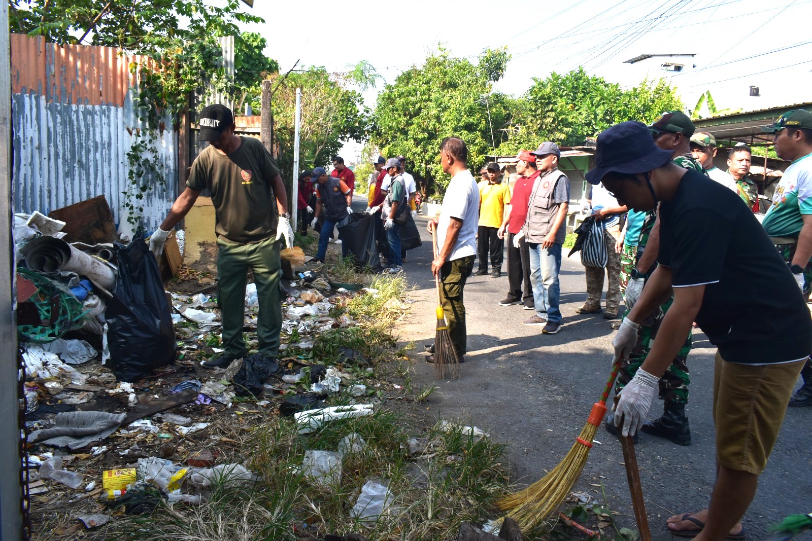 Sinergi Jogja Cling: Bersihkan Rumput Liar Dan Sampah Di Sepanjang Jalan Tentara Pelajar Bumijo