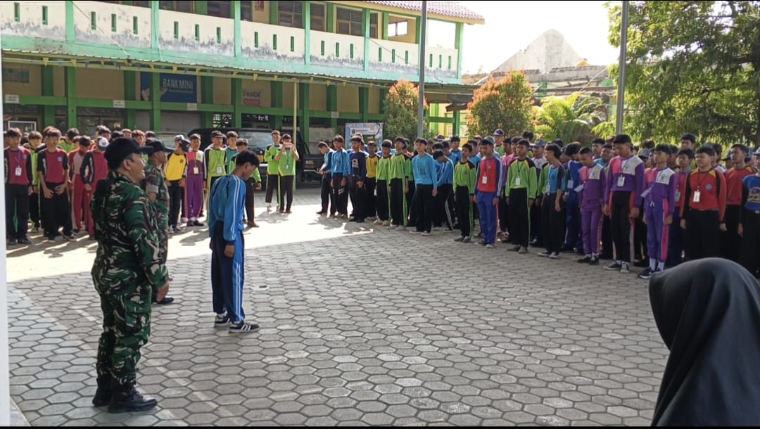Babinsa Koramil 16/Margasari Tanamkan Disiplin dan Jiwa Nasionalisme kepada Siswa Baru SMK Ma'arif Margasari