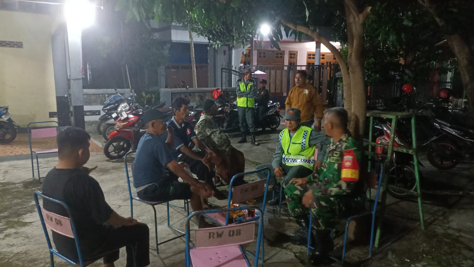 Patroli Dan Komsos Babinsa Koramil Delanggu Perkuat Keamanan Dan Kerukunan Warga Desa Tlobong
