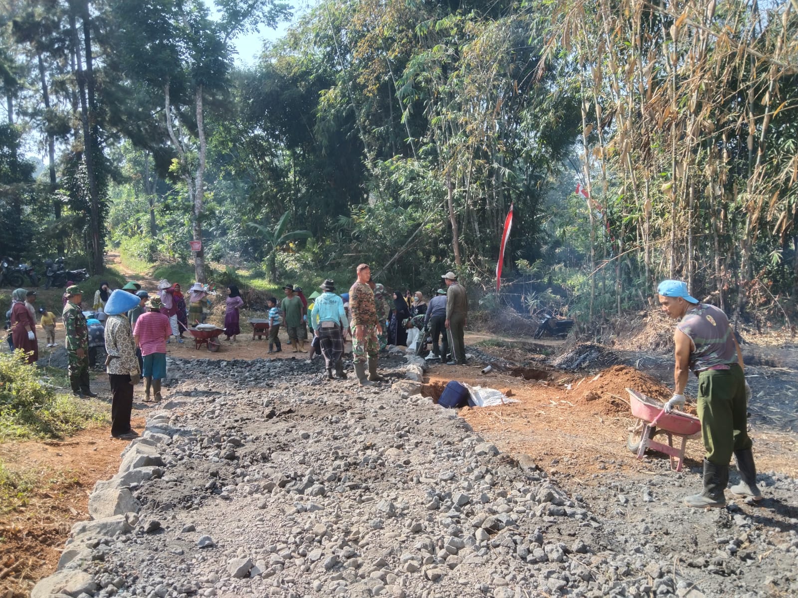 Hangatkan Semangat Gotong Royong, Satgas TMMD Kodim 0712/Tegal dan Warga Bahu-Membahu Bangun Jalan di Desa Kedungwungu