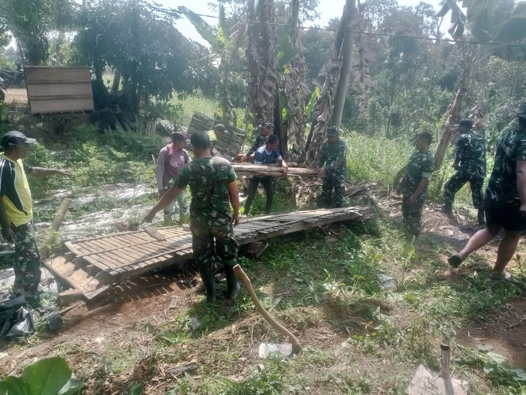Gotong Royong TNI dan Warga Warnai Persiapan Sumur Bor Program Air Bersih TNI AD di Desa Begawat