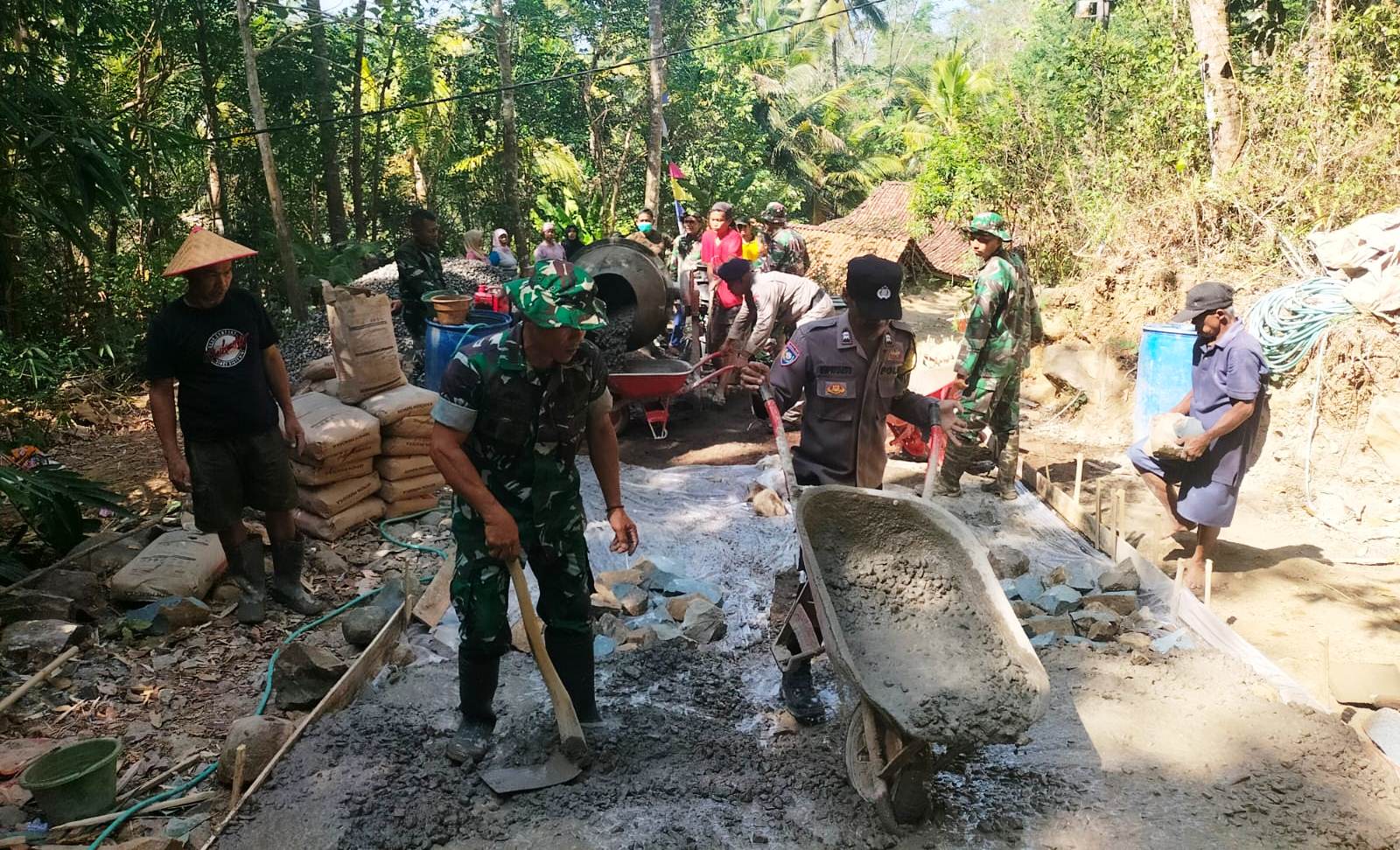 TNI Bersama Masyarakat Kebut Pengerjaan Rabat Beton Jalan  TMMD Sengkuyung Kodim 0731/Kulon Progo