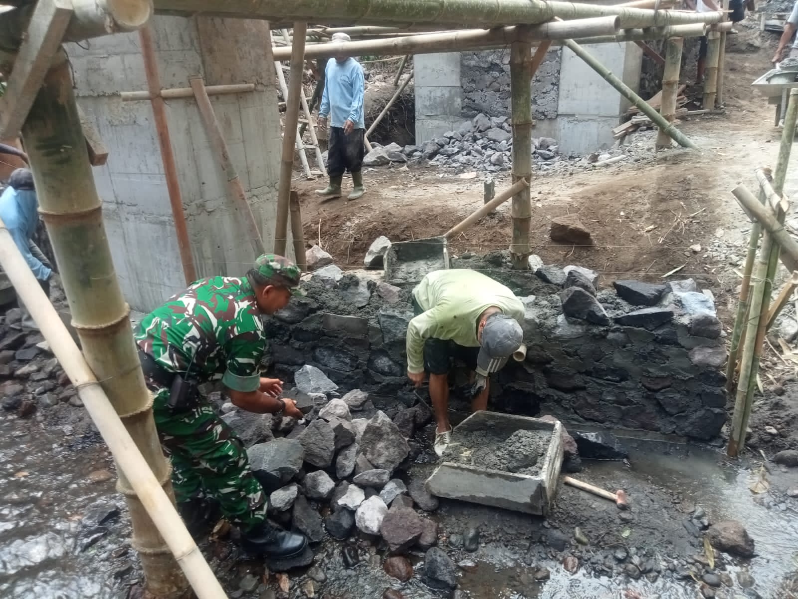 Kodim Sleman bersama Masyarakat Semangat Bangun Jembatan