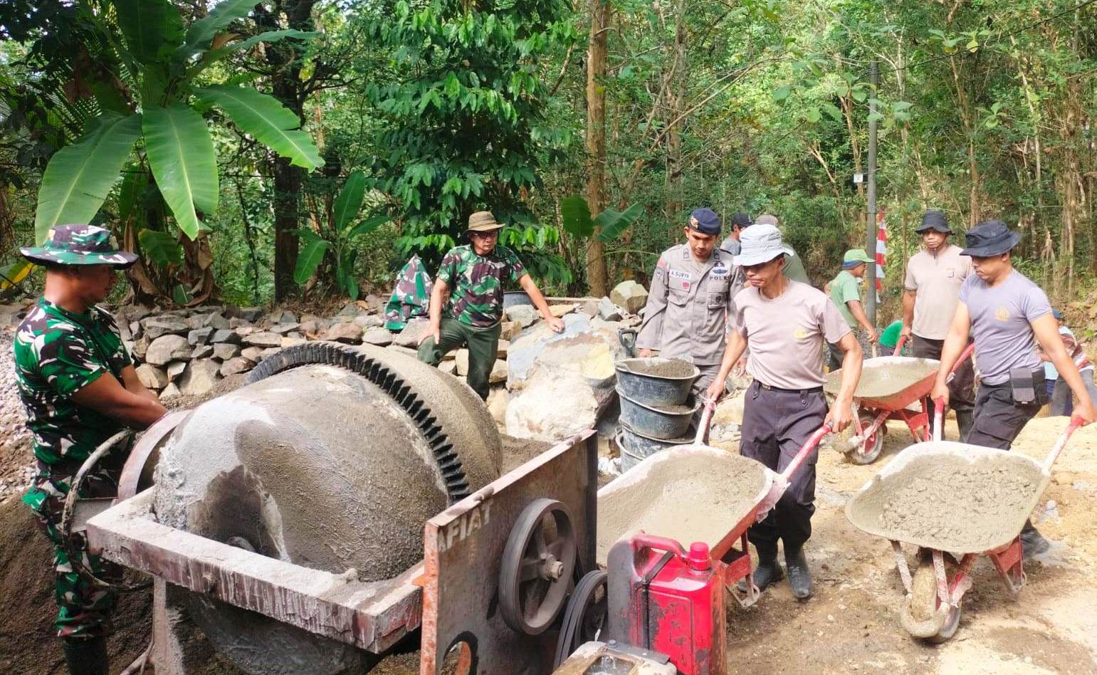 TNI dan Masyarakat Terus Kobarkan Semangat Percepat Pembangunan  Rabat Beton Jalan