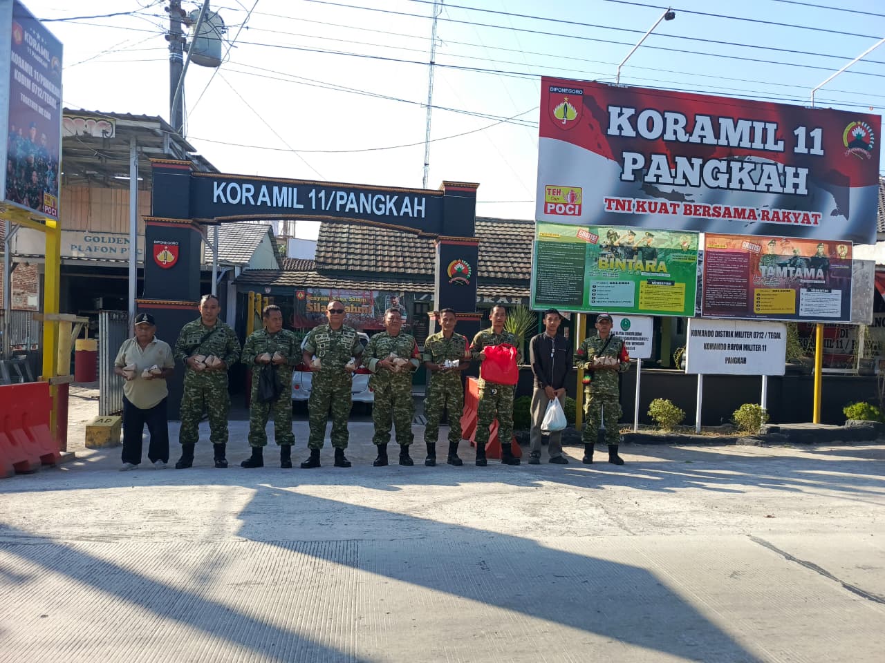 Koramil 11/Pangkah Berbagi Kebahagiaan Lewat Jumat Berkah, 100 Nasi Bungkus Dibagikan kepada Masyarakat
