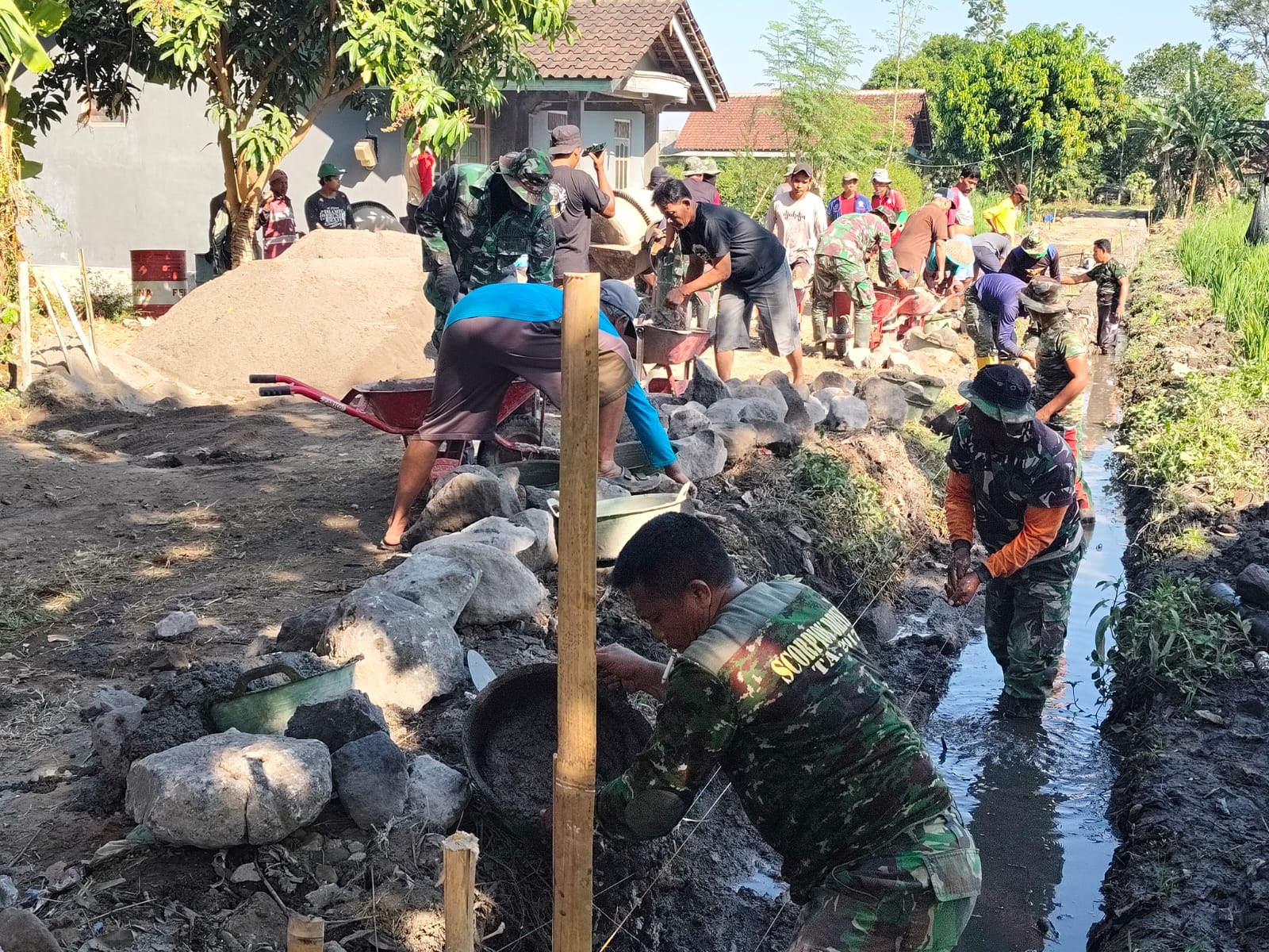 Cuaca Panas Bukan Halangan Bagi Satgas TMMD Kodim Sleman