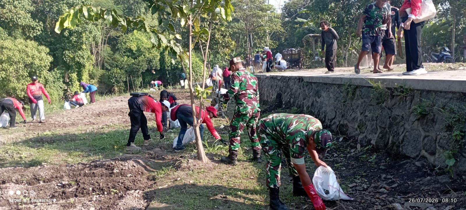 Koramil Berbah Sleman Bersama Aparat Terkait dan Masyarakat Bersihkan Sungai