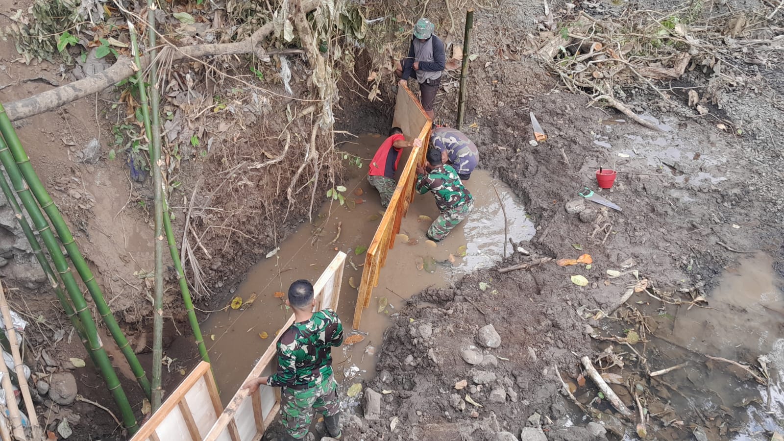 Percepat Infrastruktur Pedesaan, Dandim 1617/Jembrana Kawal Pembangunan Jembatan Perintis Garuda Tahap V