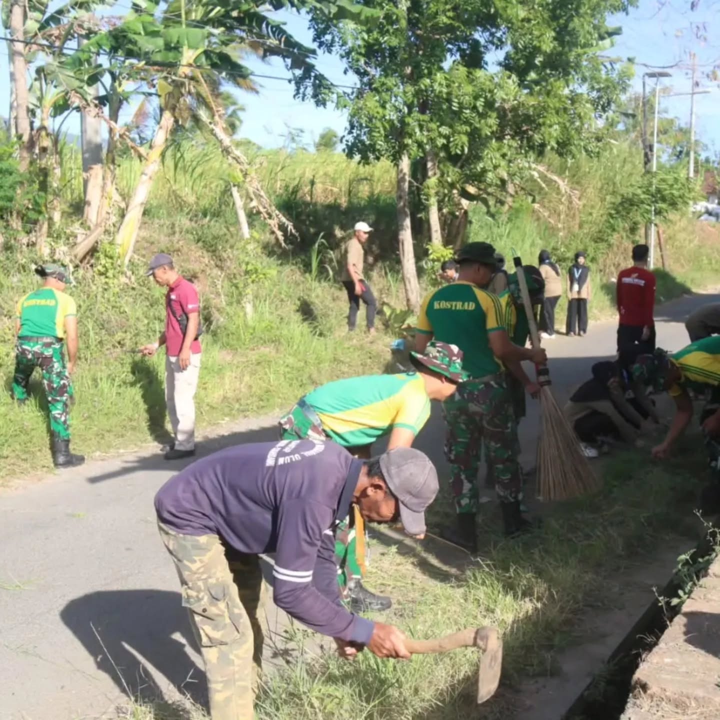 Karya Bakti Yonif 514 Kostrad Perkuat Kemanunggalan TNI dengan Rakyat di Bondowoso