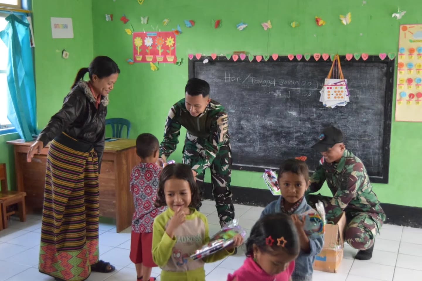 Peringati Hari Anak Nasional, Satgas Yonarhanud 2 Kostrad Bagikan 100 Paket Alat Tulis kepada Siswa PAUD dan TK di Perbatasan