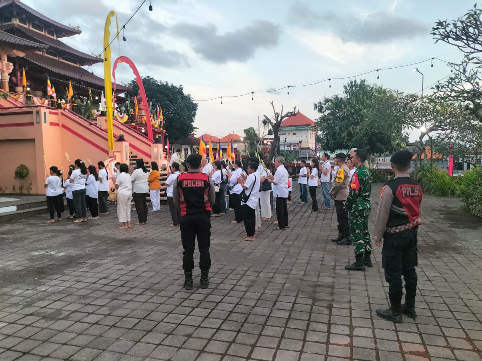 Beri Pelayanan Kepada Warga, Koptu Wayan Sutamaya Kawal Umat Budha Gelar Perayaan Asdha Puja dan HUT ke 19  Vihara Darma Ratna
