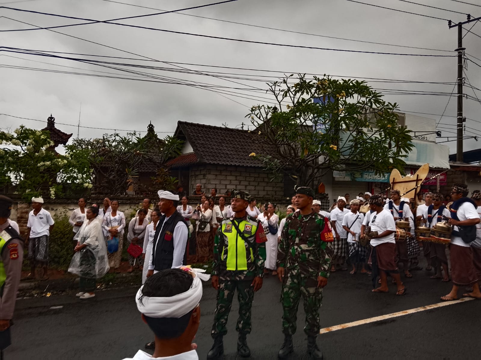 Ribuan Warga Tumpah Ruah Hadiri Upacara Macepuk di Catuspatha Gianyar, Aparat TNI Polri dan Pecalang Klungkung dan Gianyar Gelar Pengamanan