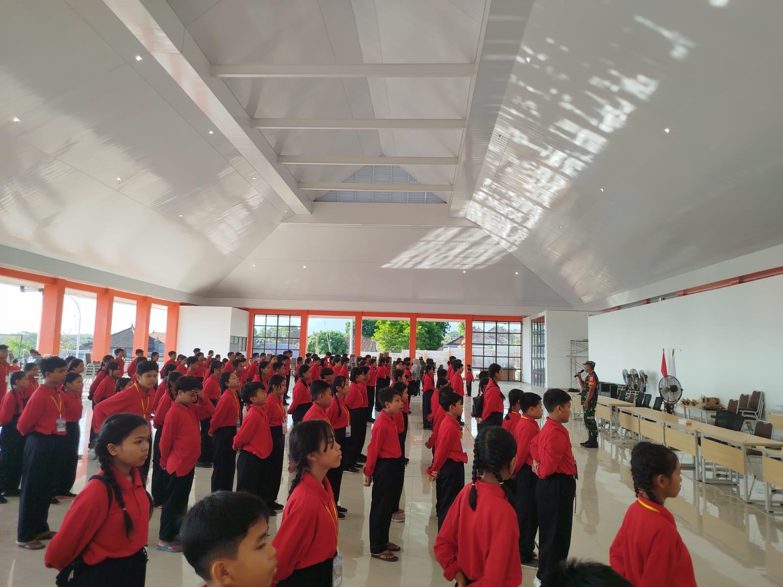 Anggota Koramil 1623-08/Kubu Tanamkan Disiplin dan Jiwa Nasionalisme kepada Siswa melalui Pelatihan PBB