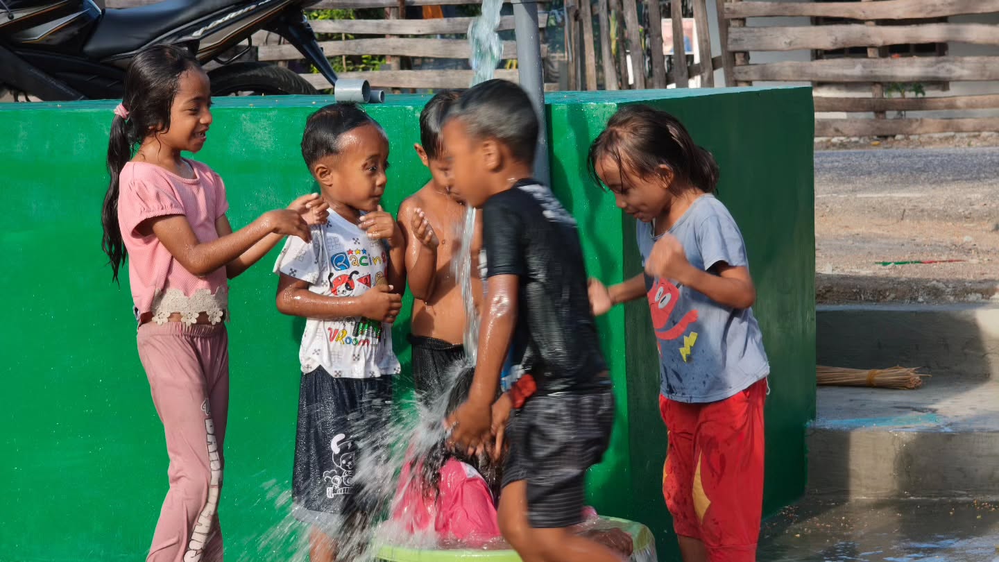 TNI Manunggal Air, Yonarmed 12 Kostrad Hadirkan Air Bersih bagi Warga Perbatasan Belu  Belu - Satgas Pamtas RI–RDTL Sektor Timur Yonarmed 12 Kostrad kembali menunjukkan kepeduliannya kepada masyarakat melalui peresmian program TNI Manunggal Air di Dusun N