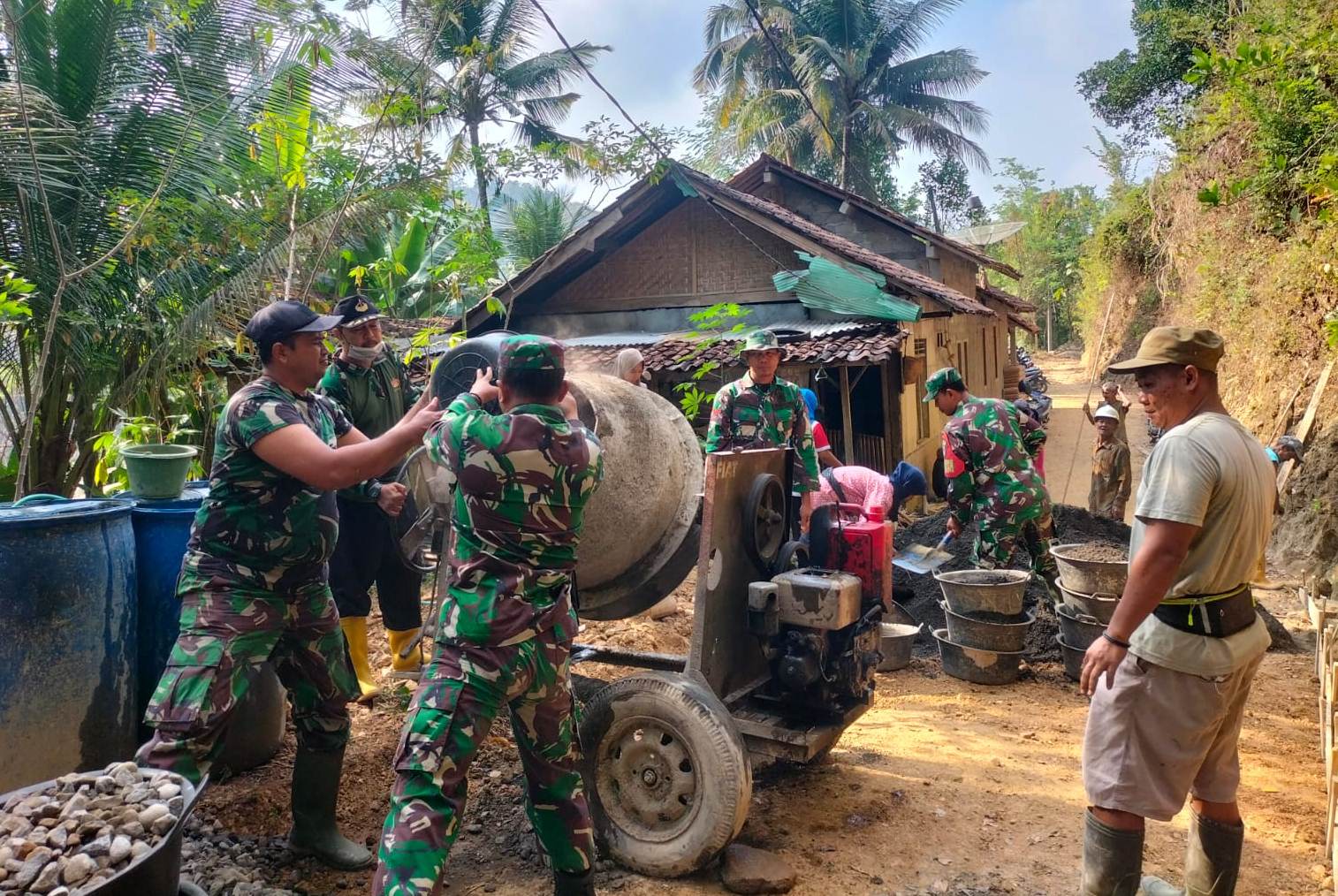 Pengerjaan Rabat Beton Jalan Terus Dikebut  TMMD Sengkuyung Kodim 0731/Kulon Progo
