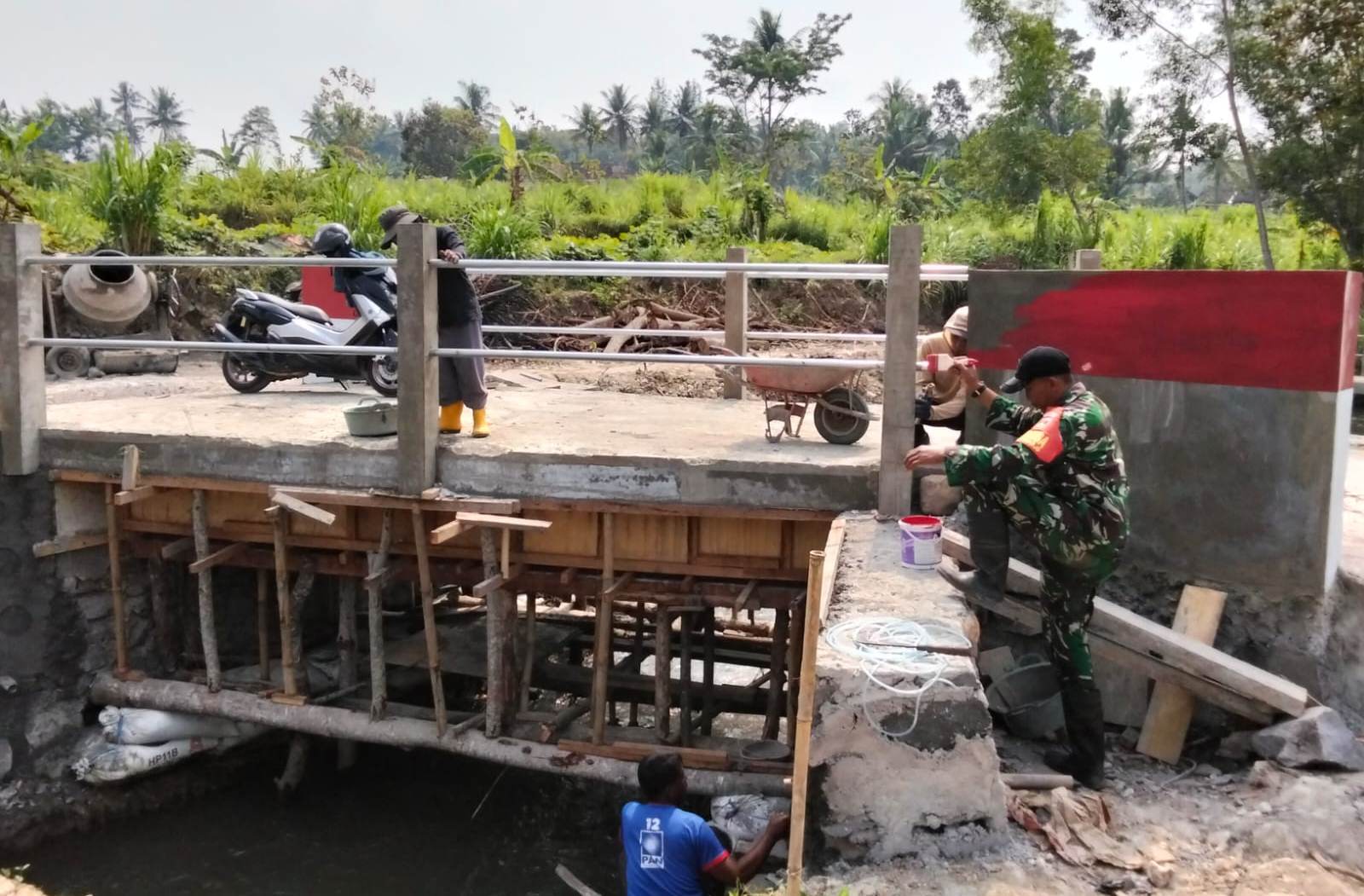 Pembangunan Jembatan Beton Saluran Suplesi Serang Tanjungharjo