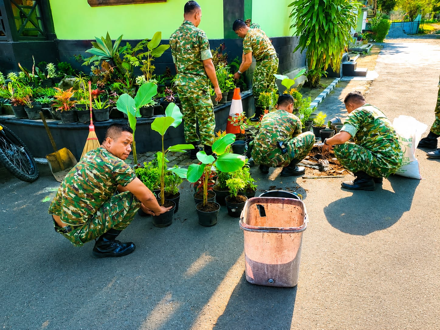 Anggota Kodim Sleman Percantik Lingkungan Kerja