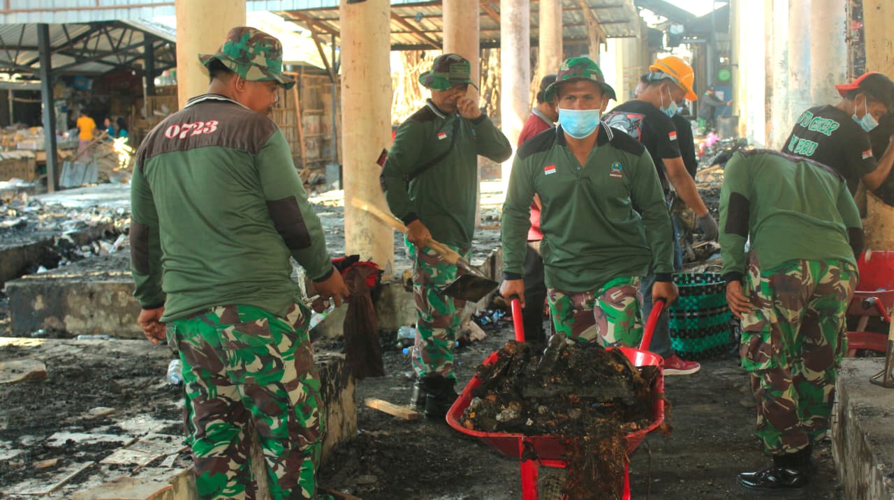 Kodim 0723/Klaten Bersama Polri, Relawan Dan Instansi Terkait Gotong Royong Bersihkan Pasar Sidoharjo Bayat Pasca Kebakaran