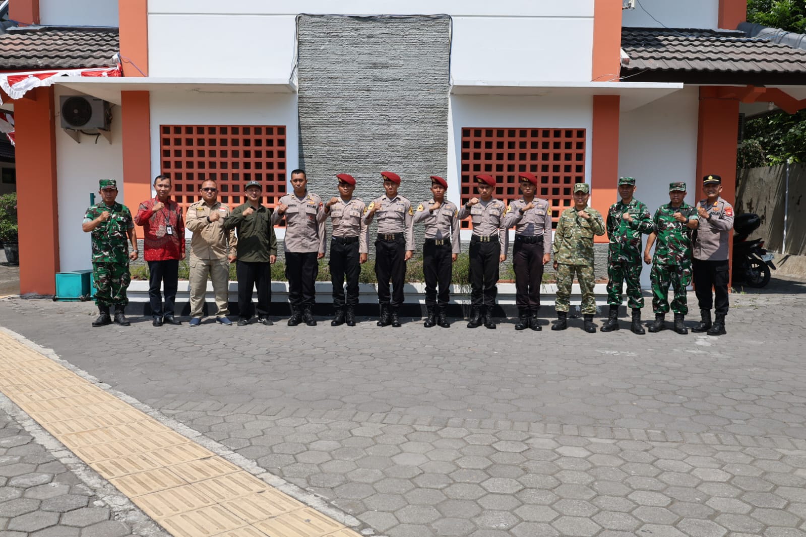 Kasdim Sleman Dampingi Taruna Akpol Laksanakan Taruna Bakti di Sekolah Rakyat 20 Sleman