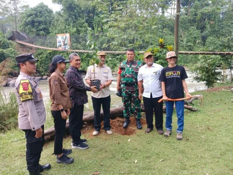 Babinsa Koramil 2204/Cikidang Laksanakan Penghijauan di DAS Citarik