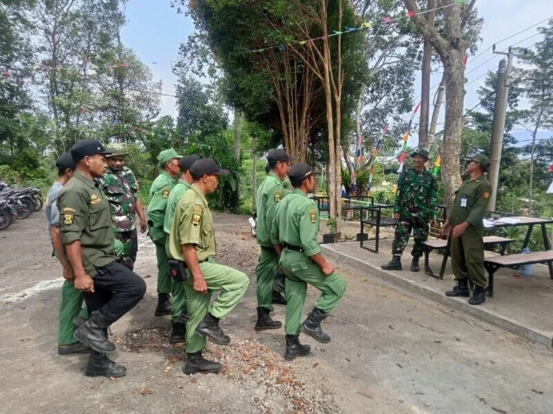 Babinsa Koramil 2205/Kalapanunggal Latih Kedisiplinan Linmas Melalui Pembinaan PBB
