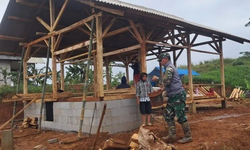 Babinsa Koramil 2207/Jampangtengah Gotong Royong Bersama Warga Bangun Rutilahu Di Desa Panumbangan