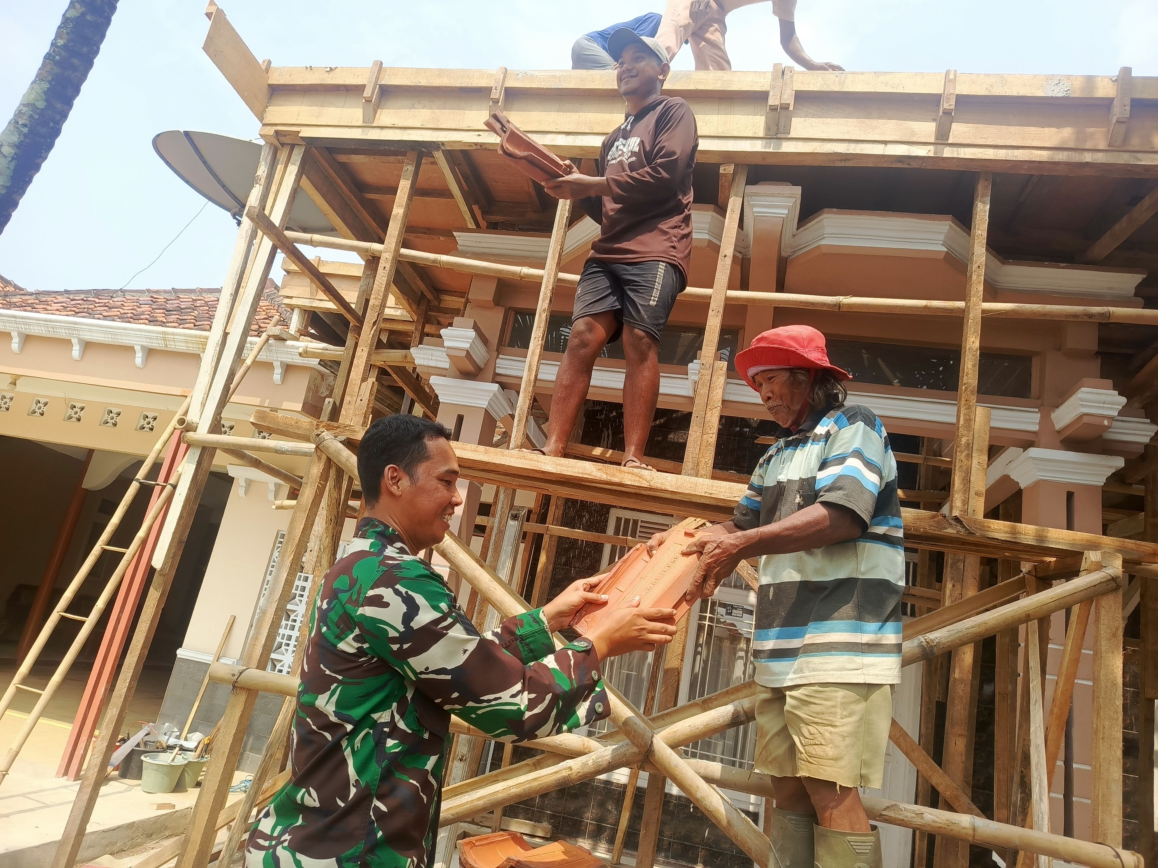 Babinsa Panyingkiran Koramil 0508/Pwd Bantu Warga Bangun Rumah, Wujud Kepedulian TNI di Tengah Masyarakat