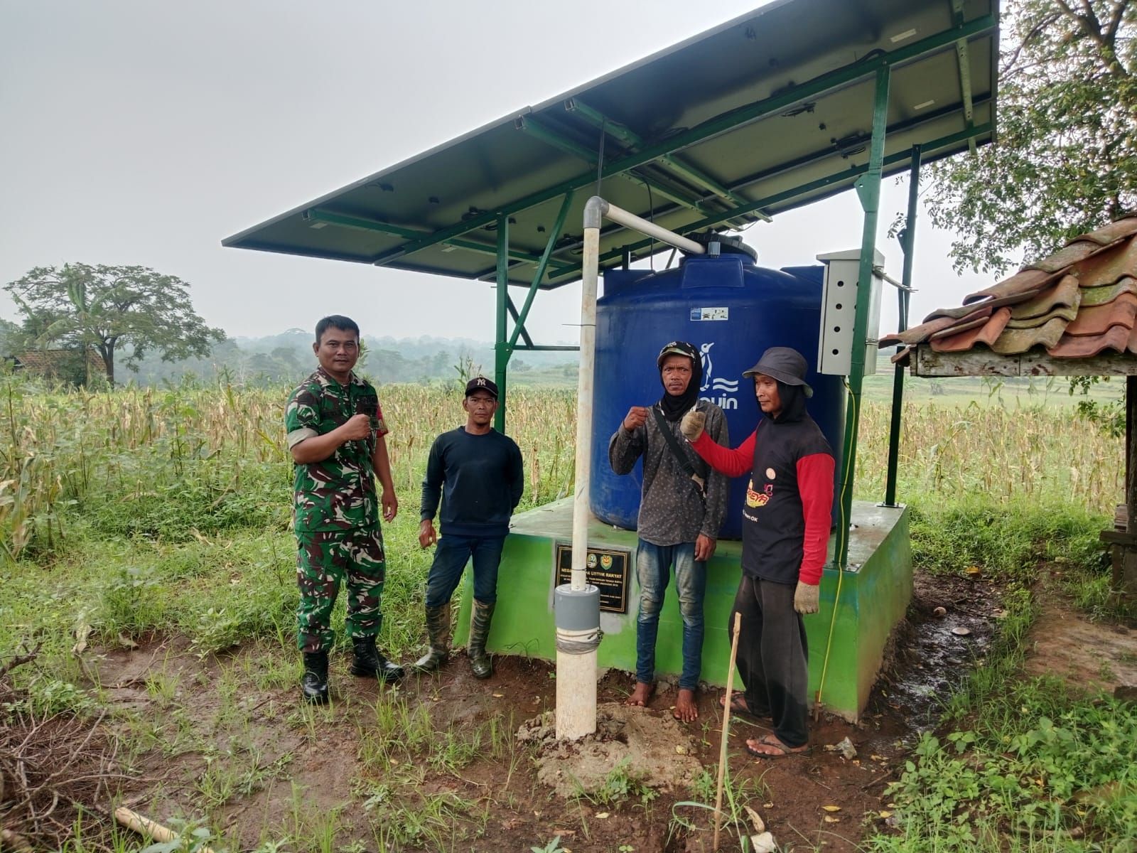 Babinsa Koramil 0503/Kalijati Dampingi Petani Laksanakan IRPOM, Jaga Produktivitas Sawah di Tengah Musim Kemarau