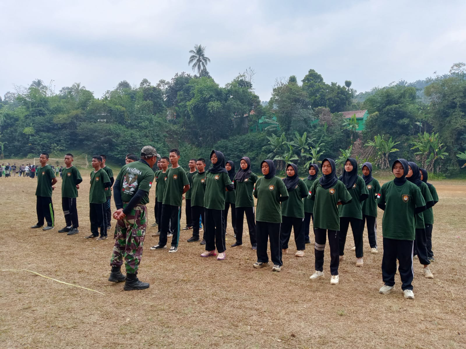 Babinsa Koramil 2204/Cikidang Latih Paskibra Kecamatan Cikidang