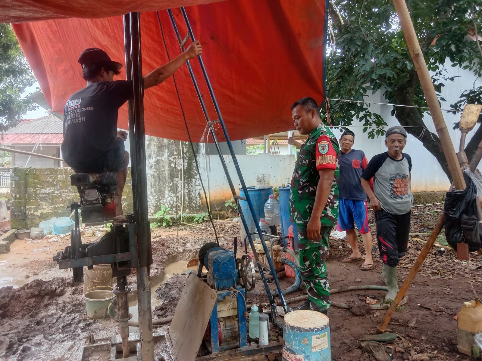 Babinsa Koramil 0501/Subang Dampingi Pembuatan Sumur Bor Air Bersih di Desa Sadawarna