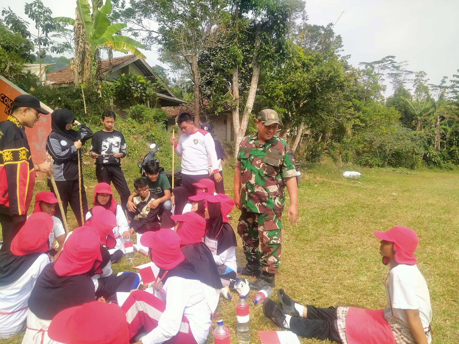 Pelda Suntoro Berikan Pengarahan kepada Peserta Latihan Paskibra Persiapan HUT RI ke-81