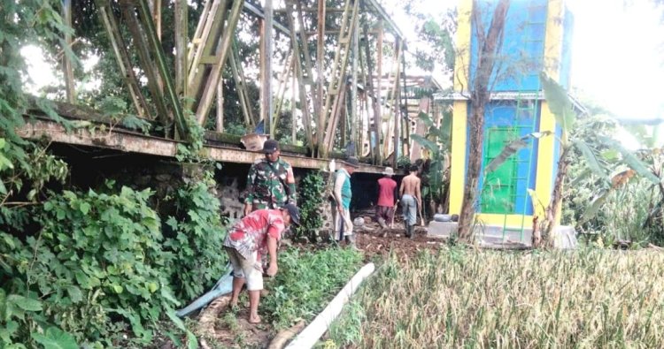 Babinsa Koramil 0502/Pagaden Dampingi Penyaluran Bantuan Irpom kepada Kelompok Tani Bangbang Tirta 1 Desa Sidajaya