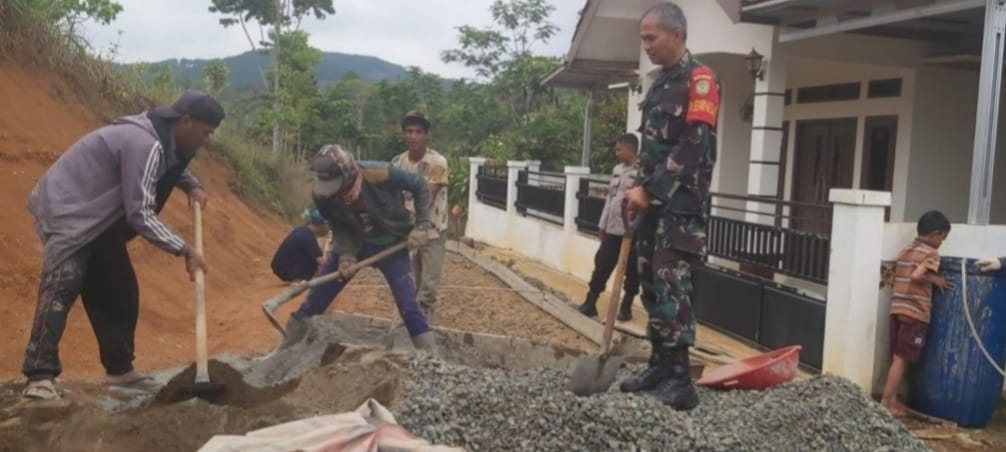 Babinsa Koramil 2209/Lengkong Bersama Warga Laksanakan Karya Bakti Plesterisasi Jalan Lingkungan