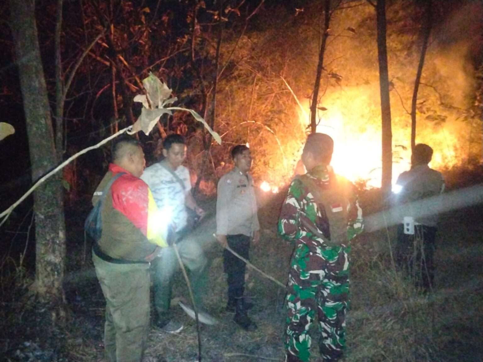 Api Berhasil Dijinakan Dalam Dua Jam, Anggota Koramil Dawuan Bersama Tim Gabungan Sigap Padamkan Kebakaran Lahan di Kasokandel